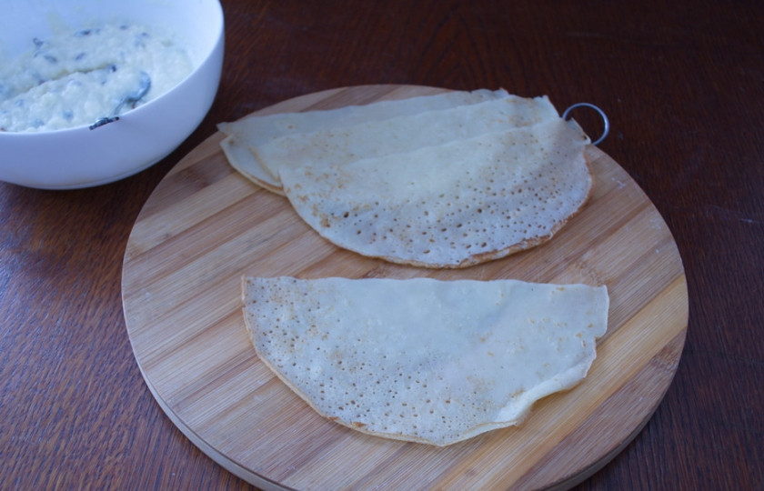 1. Этап. Блины в кляре: В начинку добавьте немного сахара. Не кладите много сахара. Творог выделит сыворотку и блины потекут. Каждый блин разрезаем на 2 части. В центре половинки выкладываем 1 ч. ложку начинки.