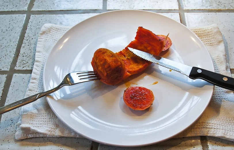 1. Этап. Джем из кактуса: С помощью вилки и ножа очистить плоды. Оденьте перчатки, так как много мелких иголочек на этих плодах.