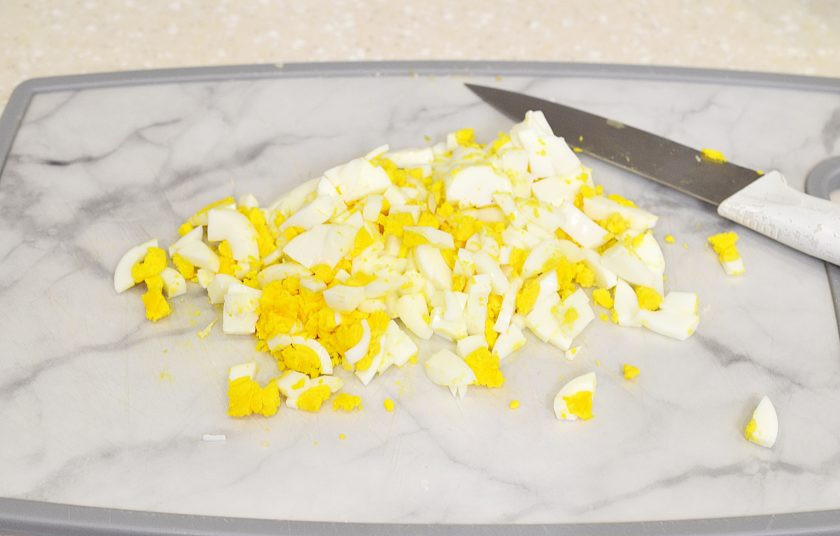 1. Этап. Салат из кальмаров и мидий: Яйца отварите, нарежьте кубиком.