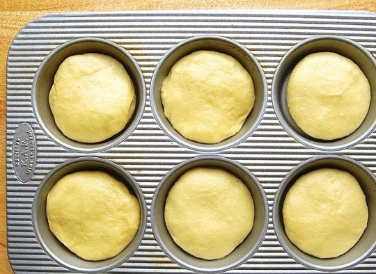 1. Этап. Булочка Бриош: 5. Традиционно Бриош соединяли по 6 штучек и выпекали вместе, разделяя перед подачей. Но на самом деле их можно выпекать даже в формочках, вкус от этого не изменится.