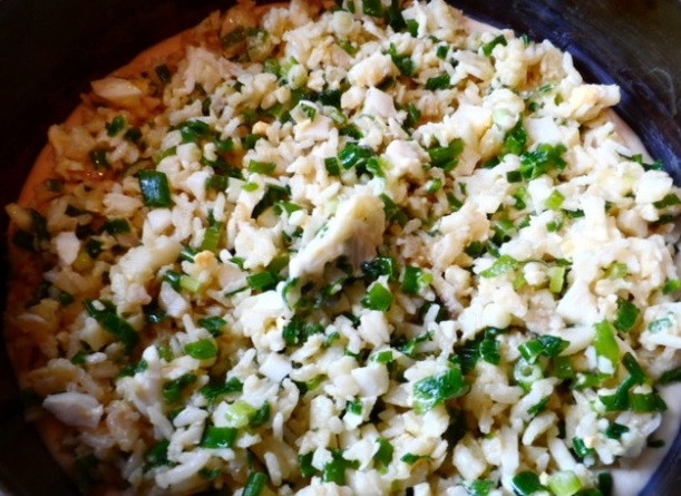 1. Этап. Пирог на кефире с рыбными консервами: 5. Теперь в форму выливаем немного теста, выкладываем начинку и заливаем остаток теста. Отправляем в разогретую до 180 градусов духовку на 45 минут.