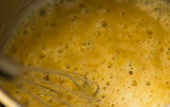 1. Этап. Белый соус к спагетти: Растопите масло в сотейнике, добавьте муку и обжарьте до золотистого цвета.