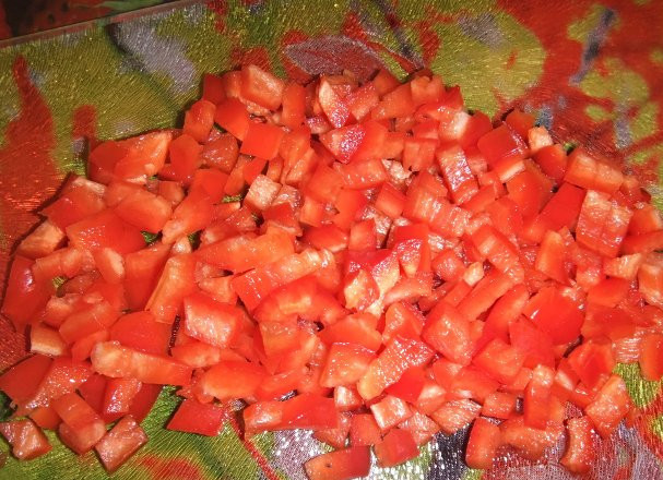 1. Этап. Замороженная цветная капуста в мультиварке: Режем кубиками перец.