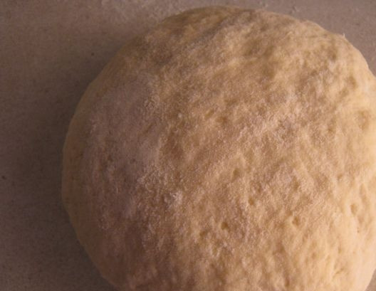 1. Этап. Бездрожжевое тесто для сладкого пирога: 8. Замесив тесто, оставьте его на 30 минут в теплом месте, после чего оно готово к использованию.