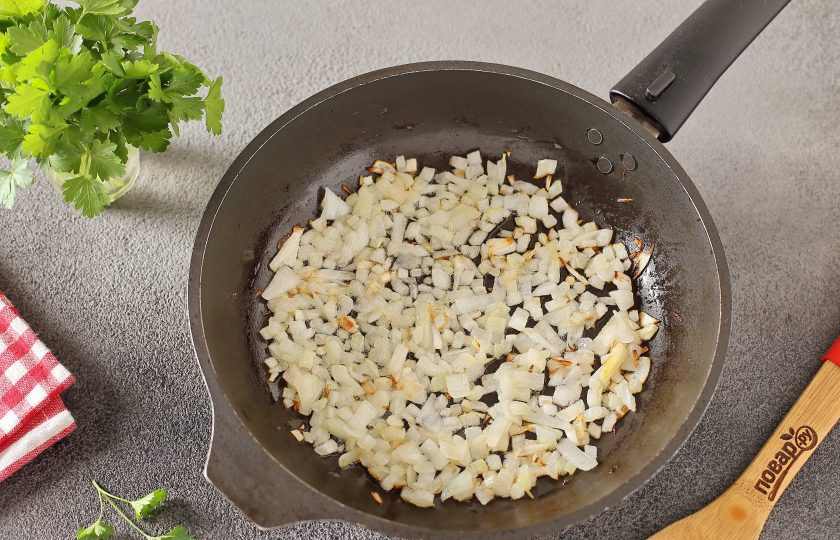 1. Этап. Салат с булгуром и баклажанами: Обжарьте лук до мягкости.