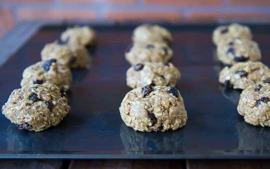 1. Этап. Овсяное печенье Фитнес: 3. Разогрейте духовку до 180 градусов. Из полученной массы сформируйте небольшие шарики, выложите их на противень, предварительно застелив его пергаментом и смазав капелькой масла.