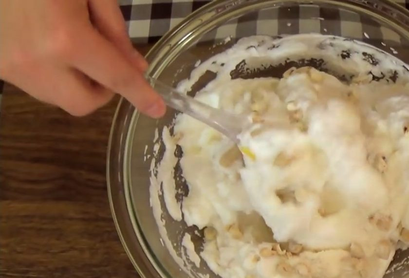 1. Этап. Домашний торт Киевский: 2. Добавьте к орехам 185 г сахара, просеянную муку и смешайте. Остальной сахар для теста смешайте с ванильным сахаром. Белки взбейте миксером до устойчивой пены, после чего добавьте сахар, постоянно взбивая массу до устойчивых пиков.