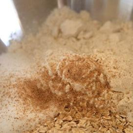 1. Этап. Овсяные лепешки с мускатным орехом: 1. Разогреть духовку со стойкой в центре до 200 градусов. Выстелить противень пергаментной бумагой или силиконовым ковриком. Сливочное масло нарезать небольшими кусочками. Взбить яйцо и молоко вместе. Венчиком перемешать муку, овсяные хлопья, сахар, разрыхлитель, соду, соль и мускатный орех вместе в большой миске. Добавить кусочки сливочного масла и перемешать с помощью пальцев или резака для теста, пока смесь не будет напоминать крупные крошки. Влить молочную смесь в сухие ингредиенты и перемешать вилкой пока тесто не станет липким. Не переусердствуйте.