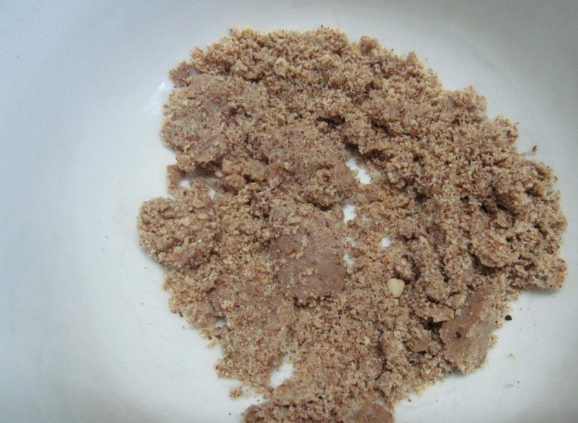 1. Этап. Ореховые оладьи с малиновым соусом: Измельчите в кофемолке или ступке до состояния муки.