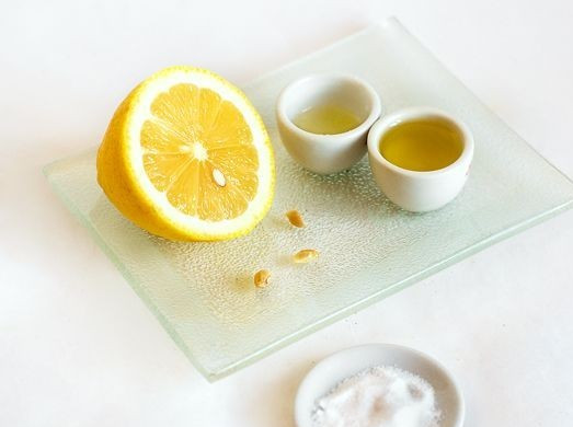 1. Этап. Креветки с ананасом и сыром: Смешиваем сок лимона с растительным маслом. Можно немного подсолить получившуюся заправку для салата.