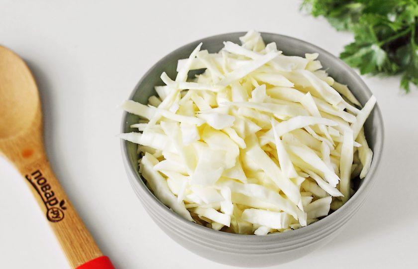 1. Этап. Борщ по-петровски: В кипящий бульон выложите нашинкованную капусту.