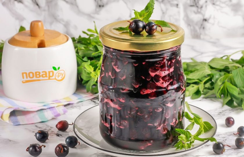 1. Этап. Королевское варенье из черной смородины: Сразу же закрутите крышку по резьбе или с помощью ключа для консервации. Проверьте заготовку на прочность над раковиной, чтобы крышка не пропускала воздух. Затем остудите при комнатной температуре и отнесите в кладовую.