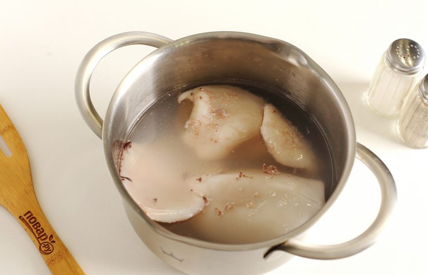 1. Этап. Шницели из кальмаров: Чтобы кальмары было легко и быстро почистить, рекомендую их обдать кипятком. Затем горячую воду слить и залить кальмары холодной водой.