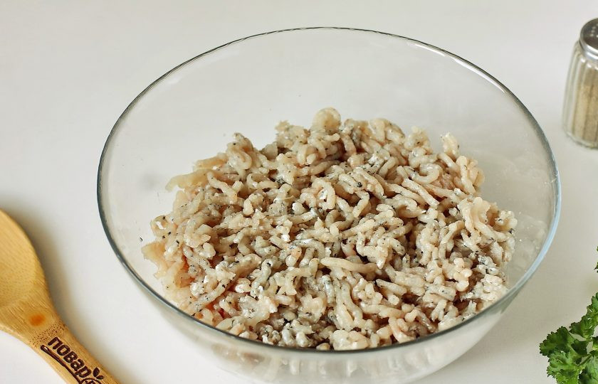 1. Этап. Рыбные котлеты в панировке: Если вы не используете готовый рыбный фарш, то рыбу выпотрошите, промойте и разберите на филе. Перекрутите филе через мясорубку с мелкой решеткой. Шкурку можно оставить или убрать - по желанию.