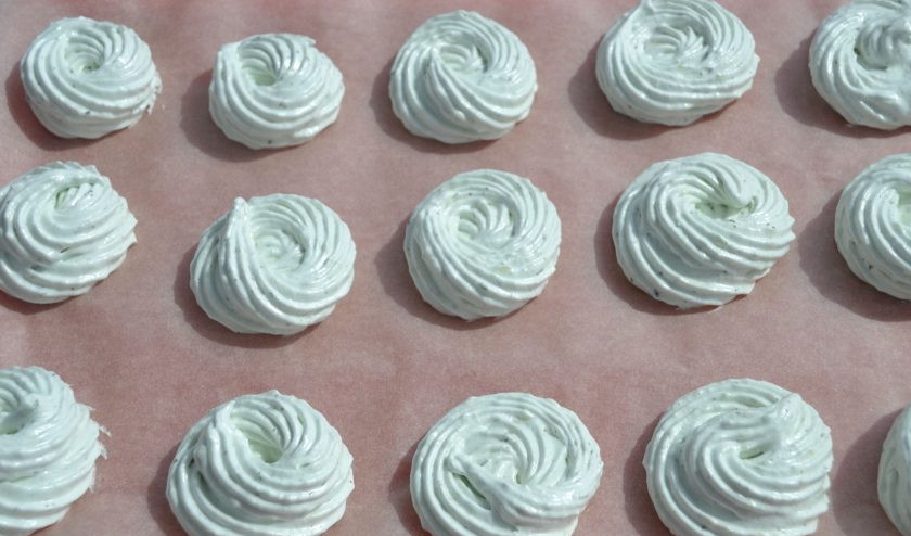 1. Этап. Мятный зефир: Отсадите зефир из кондитерского мешка на заранее подготовленные листы застеленные пергаментом.