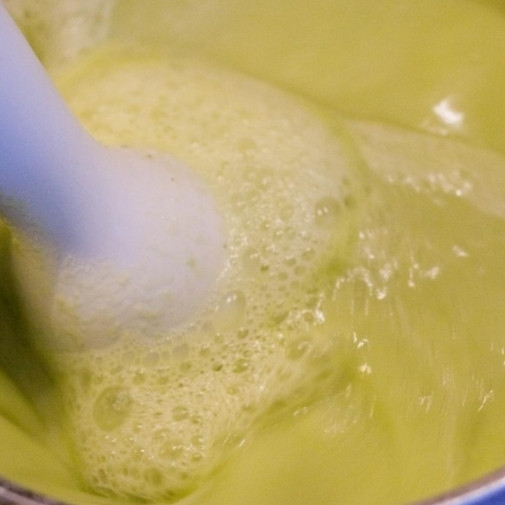 1. Этап. Суп с авокадо: 3. Авокадо взбейте блендером и добавьте в закипевший бульон. Затем взбейте бульон с авокадо еще раз. Можно сразу добавить авокадо в горячий бульон и взбить все 