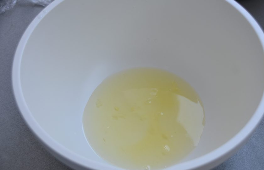 1. Этап. Меренговый рулет с маскарпоне: В миску для взбивания отделите белки яиц. Старайтесь отделять аккуратно, чтобы частички желтка не попали к белкам.