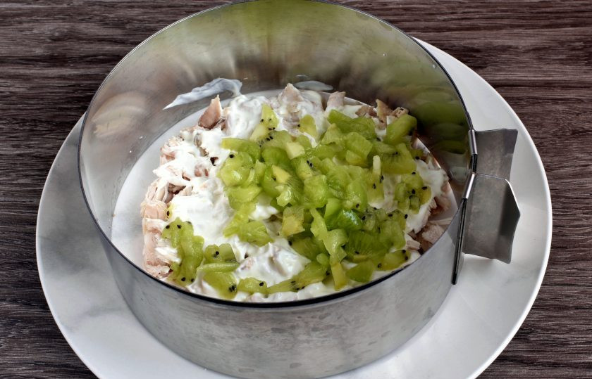 1. Этап. Салат «Африка»: Киви мелко нарежьте и выложите слоем.