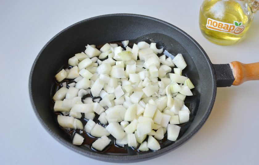 1. Этап. Курзе с картошкой: 5. Лук репчатый порежьте мелко кубиками, на двух столовых ложках масла обжарьте до готовности.