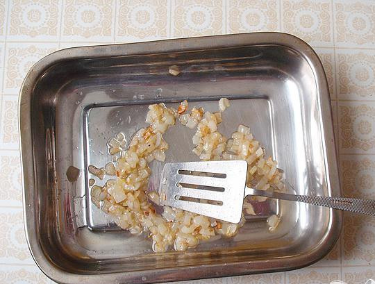 1. Этап. Запеченная скумбрия в мексиканском стиле: 1. Очищаем лук и нарезаем его небольшими кубиками, затем до прозрачности спассеруем его на разогретой сковороде с растительным маслом. Выложим лук в противень.