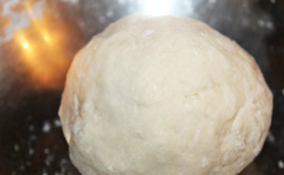 1. Этап. Китайские жареные пельмени: Делаем тесто. Насыпаем муку, в центре делаем углубление пальцами и в эту ямку вливаем холодную воду, растительное масло, добавляем соль. Тщательно вымешиваем.