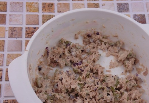 1. Этап. Тарталетки с тунцом и свекольным паштетом: Подготовленные ингредиенты заправить майонезом, перемешать.