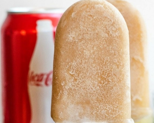 1. Этап. Мороженое с колой: 3. Смешиваем колу с соком, добавляем по вкусу сахар и можно все разбавить минеральной водой. Теперь полученную массу взбиваем миксером и заливаем по формам.