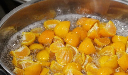 1. Этап. Мандарины в коньячном сиропе: Выложить в кипящий сироп мандарины. Перемешать и готовить на среднем огне 10-15 минут.