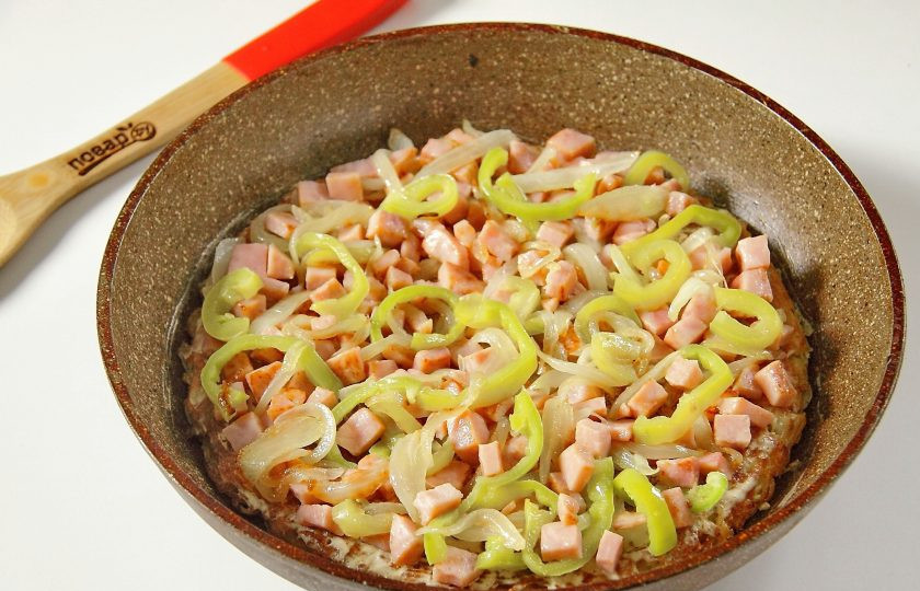 1. Этап. Картофельная запеканка на сковороде: Сверху равномерно распределите начинку.