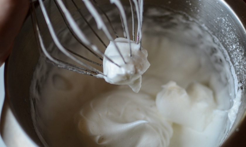 1. Этап. Пирог на 14 февраля: В другой взбейте белки, добавив буквально одну-две щепотки сахара.