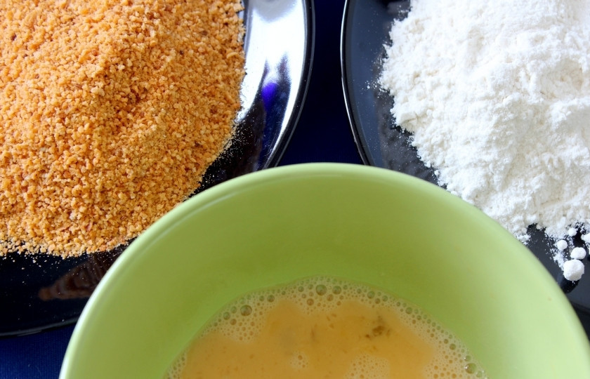 1. Этап. Отбивные в мультиварке: 5. Перемешиваем в миске сухари, муку, крахмал. Благодаря крахмалу у отбивных будет хрустящая корочка и очень сочное мясо.