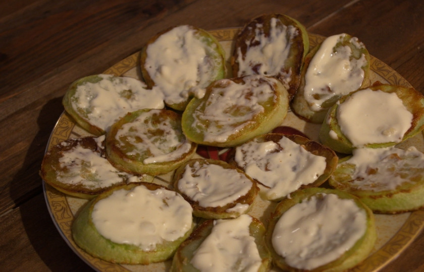 1. Этап. Жареные кабачки с помидорами и сыром: Обжарьте кабачки на растительном масле привычным способом. После обжарки, выложите на тарелку.