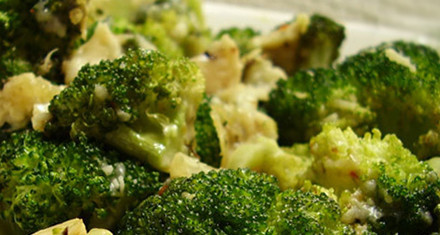 1. Этап. Пюре из брокколи для грудничка: Брокколи тщательно промойте, разберите на соцветия и отварите 10 минут в кипящей подсоленной воде. Затем слейте воду.