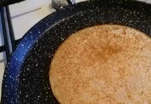 1. Этап. Блины цельнозерновые: Жарить с двух сторон. Огонь средний.