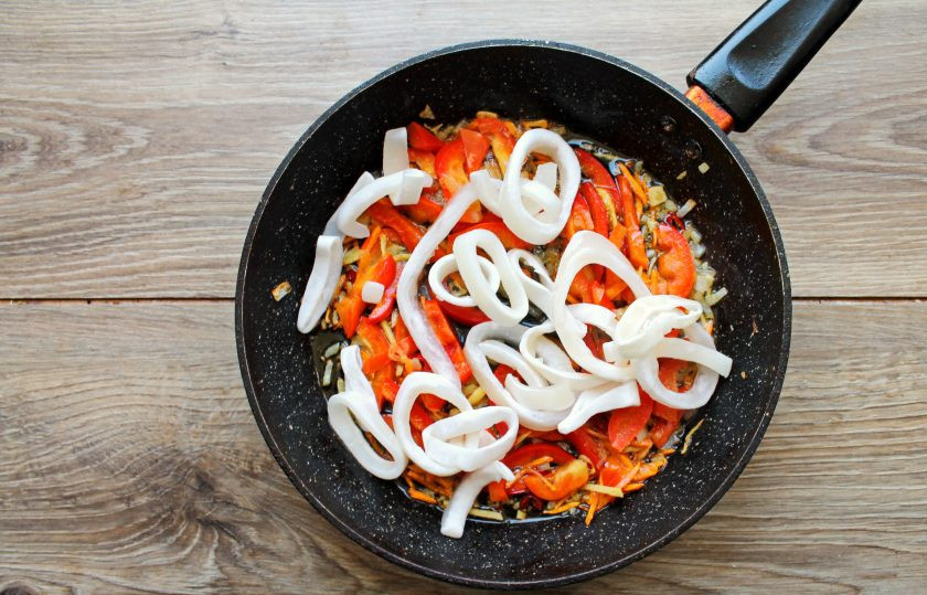 1. Этап. Кальмары по-азиатски: Выложите кальмары порезанные колечками.