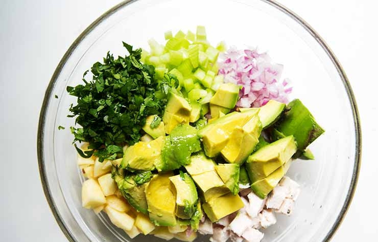 1. Этап. Сэндвич с авокадо и курицей: 1. Нарежьте отварную курицу и авокадо кубиками, измельчите сельдерей, лук, яблоки без кожуры, кинзу или петрушку.