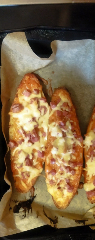 1. Этап. Горячие будерброды на половинках минибагета: Достаем из духов. Приятного аппетита