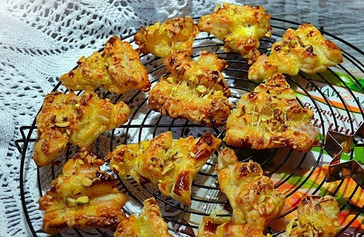 1. Этап. Слойки Ёлочки: Выпекать 10-12 минут при 200 градусах. Готовые слегка остудить.