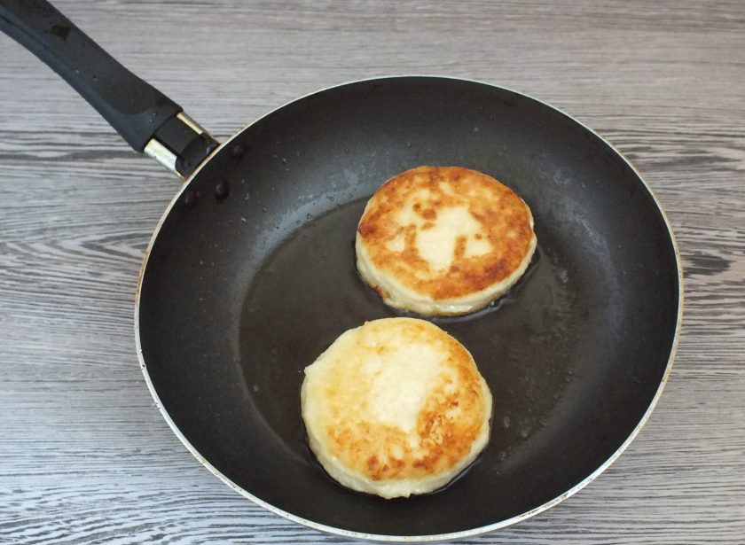 1. Этап. Саксонские творожники: В сковороде разогрейте масло. На огне чуть ниже среднего обжарьте творожники. С каждой стороны по 3-4 минуты.