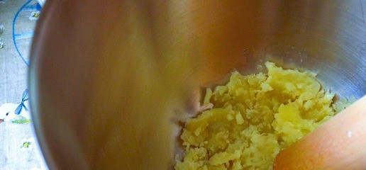 1. Этап. Венгерские лепёшки Лангош: Отварной горячий картофель размять.