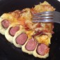 Необычная пицца с вкусными краешками Тесто можете готовить какое Вы любите ( на молоке, кефире, с яйцами...) Я же использовала самый постой способ. Для этого нам понадобится теплая вода, сухие дрожжи, мука, соль и оливковое масло. Замачиваем дрожжи в воде, хорошо размешиваем и оставляем на 10 минут. Затем солим, всыпаем просеянную муку и замешиваем тесто. Смазываем его оливковым маслом и ставим в теплое место на 60 мин. Приготовим начинку: Режем пластинами грибы и слегка их обжариваем, режем перец, помидоры кольцами, отвариваем куриное филе и тоже режем на небольшие кусочки. Поднявшееся тесто обминаем и растягиваем по форме (оно лучше растягивается чем раскатывается). Растягиваем так что-бы края аж свисали с формы ровно на столько что-бы хватило завернуть в них сосиску. Выкладываем сосиски по кругу так как на фото и заворачиваем их в тесто. Теперь делаем надрезы шириной в сантиметр полностью перерезая сосиску что-бы она держалась на самом тесте и выворачиваем каждый кусочек срезом вверх. Все кусочки выворачивайте в одном направлении, извините что не совсем аккуратно я это сделала, очень спешила, с маленьким ребенком надолго не получается отлучаться. Уверена у Вас получится красивее. Наполняем середину начинкой. Я смешала майонез с кетчупом и щедро смазала тесто что-бы сочно было. Затем порезала и выложила куриное филе, перец, помидоры кольцами, маслины порезанные мелкими колечками, грибы жареные, салями и присыпала все щедро натертым твердым сыром. Края, там где сосиска, можете также смазать аккуратно смесью майонеза и кетчупа что-бы они зарумянились. Я этого не сделала и у меня они получились бледные. И отправляем ее в предварительно разогретую духовку на 20-25 минут. Достаем ароматную, горячую, аппетитную пиццу в необычном оформлении и с вкуснейшими бортиками. Понравится как деткам так и взрослым. Приятного аппетита!