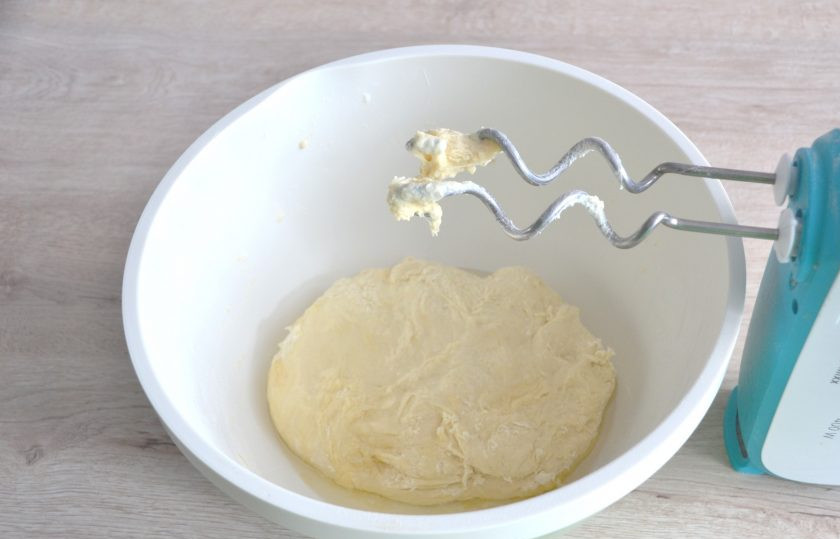 1. Этап. Батон на закваске: В последнюю очередь влейте растительное масло и месите до гладкости, общее время вымешивания миксером 5-7 минут.