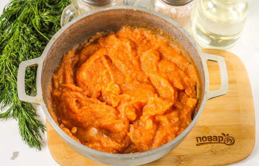 1. Этап. Икра из манки на селедочном рассоле: Вымешивайте содержимое казана до тех пор на минимальном нагреве, пока икра не будет отходить от стенок емкости. Выключите нагрев. Помните, что чем меньше масла будет в икре, тем более однородной она получится и наоборот. Остудите блюдо в холодильнике или на холоде.