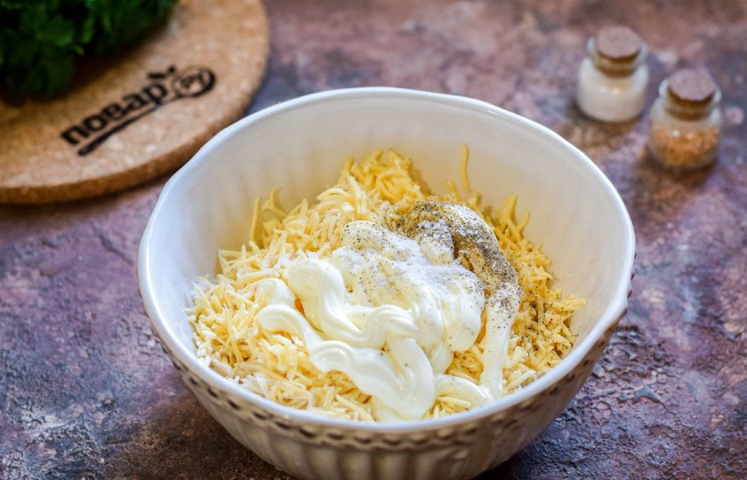 1. Этап. Крабовые палочки Очаровашки: Заправьте все ингредиенты майонезом, добавьте соль и перец по вкусу. Перемешайте.