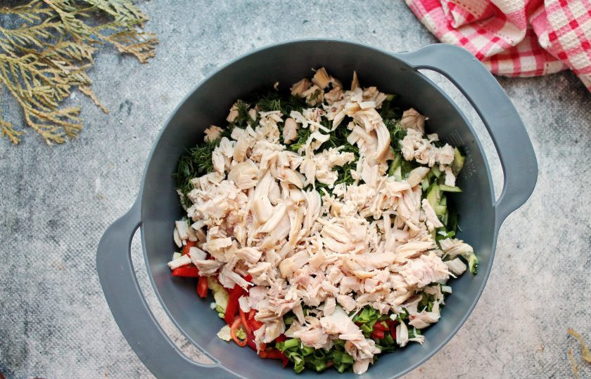 1. Этап. Салат с говяжьим языком и курицей: Курицу, у меня филе, порежьте соломкой и добавьте в салатник.