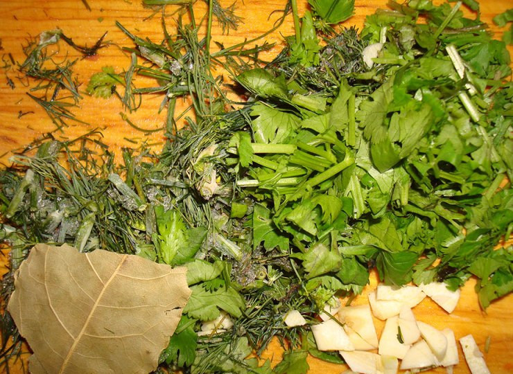 1. Этап. Баранина в горшочке в духовке: Когда время будет подходить к концу, мы измельчаем свежую зелень и нарезаем чеснок. Выкладываем все это вместе с лавровым листом в горшочек, перемешиваем и возвращаем в духовку еще на 25-30 минут. Когда блюдо будет готово, раскладываем его по тарелочкам и подаем к столу. Приятного аппетита!