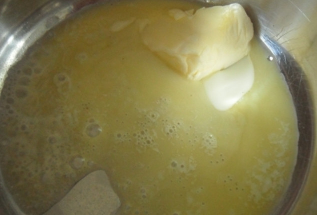 1. Этап. Спагетти под соусом Бешамель: 2. Теперь в другой сковородке приготовим соус. Для этого растопим сливочное масло, обжарим на нем муку, а потом вливаем молоко и на маленьком огне тушим до загустения.