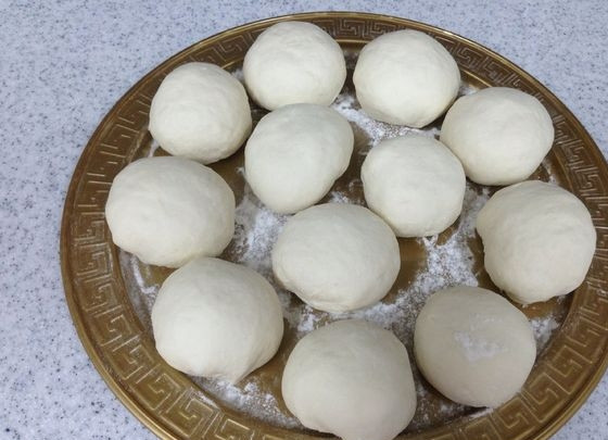 1. Этап. Сербский хлеб: 6. Из каждой части скатайте шарик.