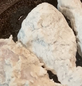 1. Этап. Курица с имбирём, орегано и медом: Сделайте соус. В сковороду положите мед, одну чайную ложку орегано, перец красный жгучий и имбирь. Готовьте на среднем огне 4 минуты, до того, как соус загустеет. Затем, уберите с огня и добавьте оставшуюся столовую ложку сока лайма и уксус. Тем временем, в отдельной ёмкости смешайте муку, крахмал с половиной ложки соли. Обваляйте замаринованные куриные ножки до полного покрытия. Затем, на сковороде на среднем огне разогрейте растительное масло и готовьте куриные ножки под крышкой по 7 минут с каждой стороны до хрустящей корки.