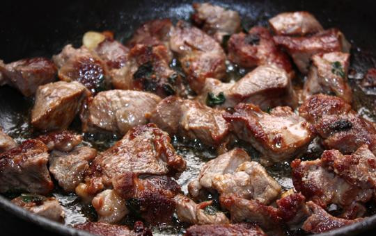 1. Этап. Баранина, запеченная с рисом: Как только мясо покроется корочкой - снимаем его с огня.